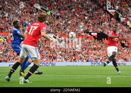 Paul Poggiba (a destra) del Manchester United colpisce un colpo verso il gol Foto Stock