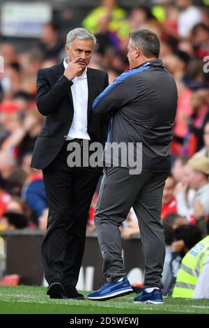 Il manager del Manchester United Jose Mourinho (a sinistra) e il manager di Leicester City Craig Shakespeare dopo il fischio finale Foto Stock