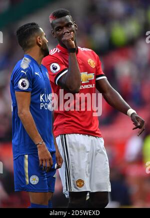 Paul Poggiba (a destra) di Manchester United e Riyad Mahrez di Leicester City dopo il fischio finale Foto Stock