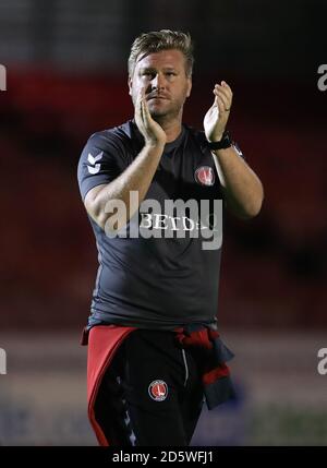 Il manager di Charlton Athletic Karl Robinson reagisce dopo il fischio finale Foto Stock
