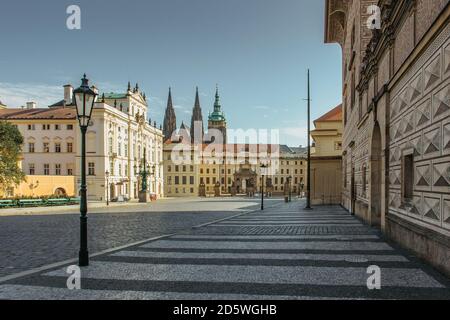 Via vuota con case colorate a Praga, capitale ceca. Nessun turista, nessun giro turistico durante COVID 19 quarantena, settembre 2020.Centro storico con Foto Stock