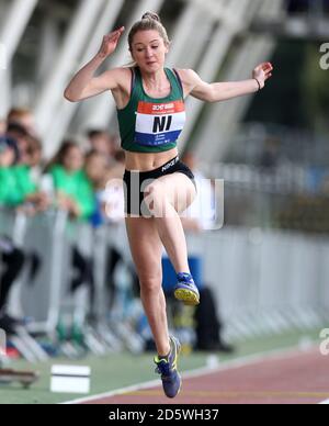 Iona Macpherson dell'Irlanda del Nord compete nel triplice salto delle ragazze Nell'Atletica durante il secondo giorno della Scuola 2017 Giochi Foto Stock