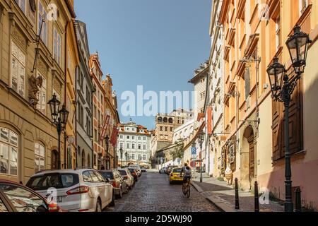 Praga, Repubblica Ceca - 16 settembre 2020. Strade vuote e colorate della capitale ceca. Nessun turista durante la quarantena COVID 19. Centro storico con Foto Stock