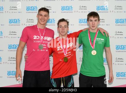 Inghilterra Sud Oliver Taverner (argento), Wales' Kyle Booth (oro) e Irlanda Eoin Corby (bronzo) con le loro medaglie dopo i ragazzi 100m di sterno in nuoto durante il quarto giorno dei Giochi scolastici 2017 Foto Stock