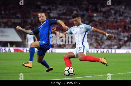 In Inghilterra Alex Oxlaide Chamberlain (a destra) battaglie per il possesso del Palla con Vladimir Weiss in Slovacchia (a sinistra) Foto Stock