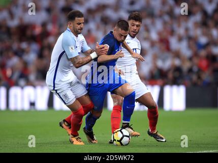 La Slovacchia Robert Mak (centro) combatte per il possesso della palla Con il Kyle Walker inglese (a sinistra) Foto Stock