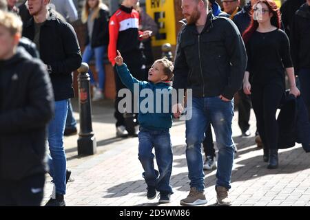 I fan arrivano in testa alla partita del campionato Sky Bet tra Wolverhampton Wanderers e Millwall allo stadio Moline, Wolverhampton Foto Stock