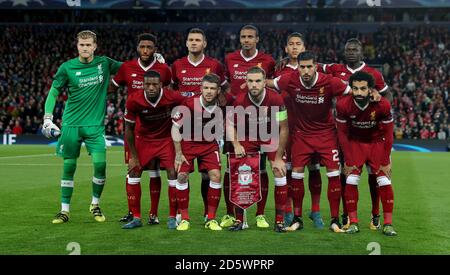 Loris Karius di Liverpool (indietro, da sinistra a destra), Joe Gomez, Dejan Lovren, Joel MATIP, Roberto Firmino, Sadio Mane, (davanti, da sinistra a destra), Georginio Wijnaldum, Jordan Henderson, Emre Can e Mohamed Salah Foto Stock