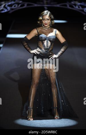 L'attrice Hiba Abouk indossa alla pista di raccolta una creazione da Ò Andres Sarda ' durante Pasarela Cibeles Mercedes Benz Fashion Week Madrid 2017, a Madrid, venerdì 15 settembre 2017. Foto Stock