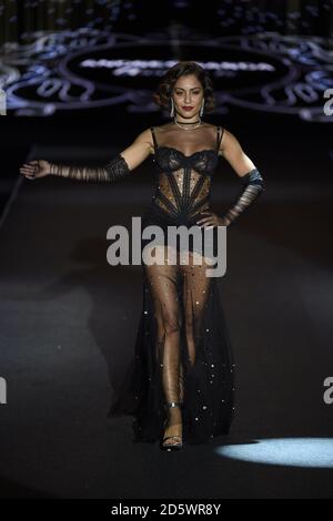 L'attrice Hiba Abouk indossa alla pista di raccolta una creazione da Ò Andres Sarda ' durante Pasarela Cibeles Mercedes Benz Fashion Week Madrid 2017, a Madrid, venerdì 15 settembre 2017. Foto Stock