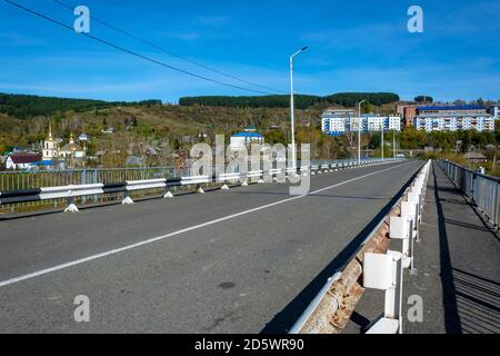 Ponte sul fiume Telbes nel villaggio di Mundybash, Gornaya Shori, Kemerovo regione-Kuzbass Foto Stock