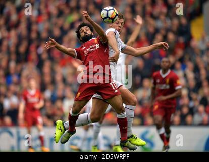 Mohamed Salah di Liverpool (a sinistra) e James Tarkowski di Burnley combattono per la sfera Foto Stock