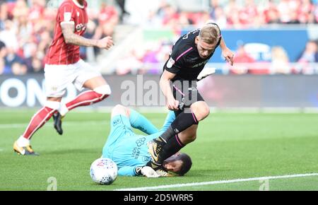 Matej Vydra della contea di Derby e Frank Fielding della città di Bristol dà via una penalità Foto Stock