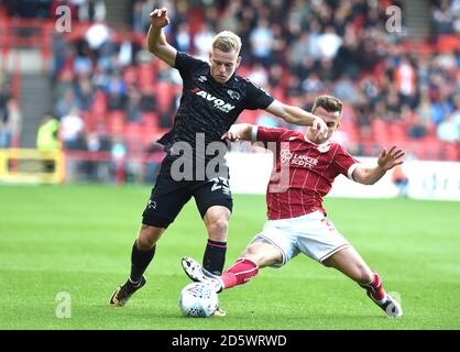 Matej Vydra della contea di Derby e Joe Bryan della città di Bristol Foto Stock