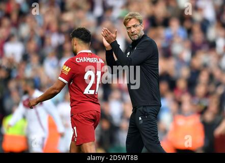 Il manager di Liverpool Jurgen Klopp applaude i fan dopo il gioco Foto Stock