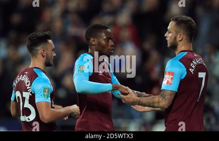 Il Diafra Sakho (centro) di West Ham United si congratula per il punteggio Il loro secondo obiettivo del gioco da parte del compagno di squadra Marko Arnautovic (destra) Foto Stock