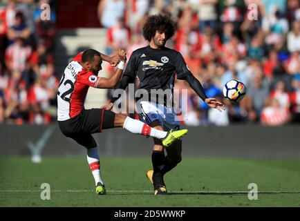 Southampton's Nathan Redmond (a sinistra) e Manchester United's Marouane Fellaini (a destra) combatti per la palla Foto Stock