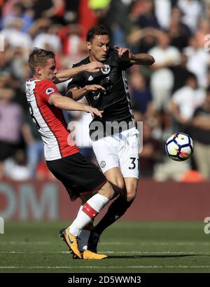 Steven Davis di Southampton (a sinistra) e Nemanja Matic di Manchester United (a destra) combatti per la palla Foto Stock