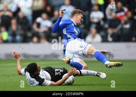 Curtis Davies (a sinistra) della contea di Derby affronta Sam Gallagher di Birmingham Foto Stock