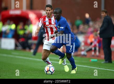 Ramadan Sobhi di Stoke City (a sinistra) e N'Golo Kante di Chelsea (a destra) combatti per la palla Foto Stock