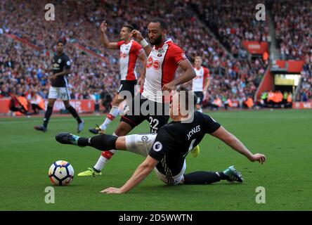 Southampton's Nathan Redmond (a sinistra) e Manchester United's Phil Jones (a destra) combatti per la palla Foto Stock