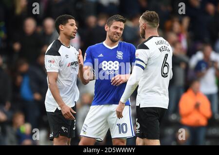 Lukas Jutkiewicz (centro) di Birmingham con Curtis Davies della contea di Derby (A sinistra) e Richard Keogh (a destra) alla fine del corrispondenza Foto Stock