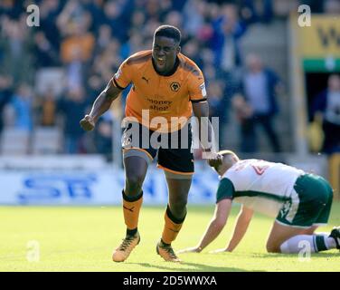 Wolverhampton Wanderers' Alfred N'Diaye festeggia dopo che ha spartiti i suoi lati secondo e obiettivo vincente Foto Stock