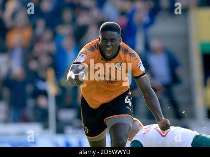 Wolverhampton Wanderers' Alfred N'Diaye festeggia dopo che ha spartiti i suoi lati secondo e obiettivo vincente Foto Stock