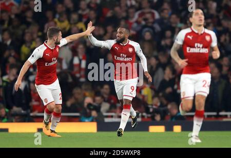 Alexandre Lacazette (centro) dell'Arsenal celebra il suo primo gol laterale del gioco Foto Stock