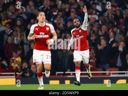 Alexandre Lacazette (centro) dell'Arsenal celebra il suo primo gol laterale del gioco Foto Stock