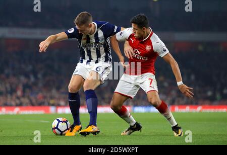 West Bromwich Albion's Jonny Evans (a sinistra) e Alexis Sanchez dell'Arsenal combatti per la palla Foto Stock