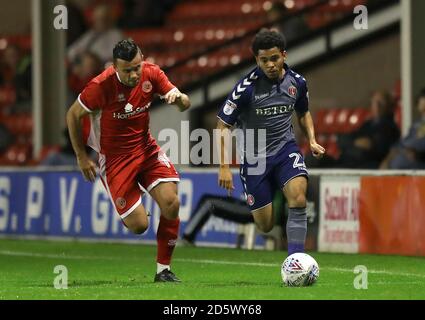 Jay Dasilva di Charlton Athletic (a destra) e la battaglia di Zeli Ismail di Walsall per la sfera Foto Stock