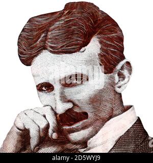 Ritratto monocromatico di Nikola Tesla, inventore famoso in tutto il mondo, da vicino isolato su sfondo bianco Foto Stock