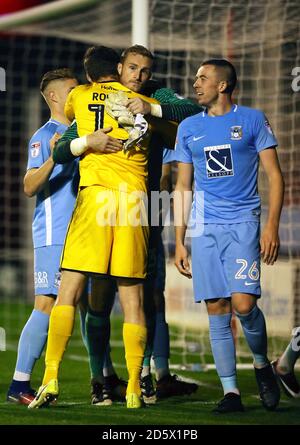 Liam o'Brien, portiere di Coventry City, celebra il salvataggio della penalità finale E console Walsall portiere Liam Roberts dopo la vittoria penalità sparare fuori dopo 2.2 pareggio nei 90 minuti Foto Stock