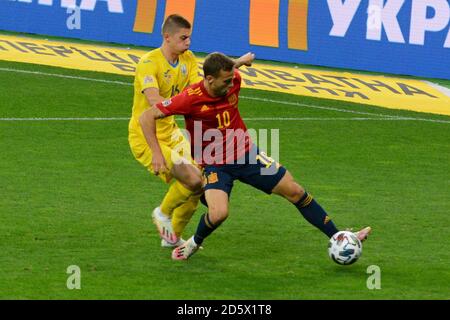 Kiev, Ucraina. 13 ottobre 2020. KIEV, UCRAINA - 13 OTTOBRE 2020: I giocatori sono visti in azione durante la partita della UEFA Nations League tra le squadre nazionali di calcio di Ucraina e Spagna presso la NSC Olimpiyskyi (Foto di Aleksandr Gusev/Pacific Press/Sipa USA) Credit: Sipa USA/Alamy Live News Foto Stock