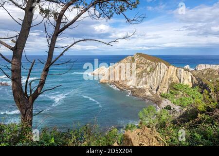 Vista sulla costa del mare vicino alla spiaggia di Playa del Silencio nelle Asturie, Spagna Foto Stock