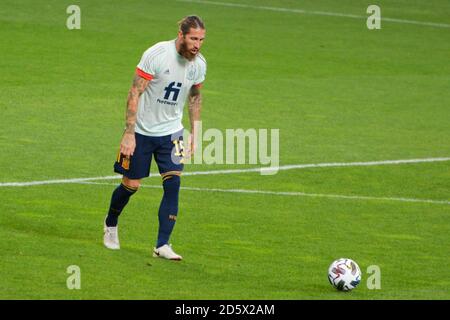 Kiev, Ucraina. 13 ottobre 2020. KIEV, UCRAINA - 13 OTTOBRE 2020: Il capitano spagnolo Sergio Ramos reagisce durante la partita di calcio della UEFA Nations League tra Ucraina e Spagna allo stadio Olimpiyskiy di Kiev (Foto di Aleksandr Gusev/Pacific Press/Sipa USA) Credit: Sipa USA/Alamy Live News Foto Stock