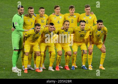 Kiev, Ucraina. 13 ottobre 2020. KIEV, UCRAINA - 13 OTTOBRE 2020: I giocatori della nazionale di calcio Ucraina pongono per una foto prima della partita della UEFA Nations League contro la squadra spagnola alla NSC Olimpiyskyi (Foto di Aleksandr Gusev/Pacific Press/Sipa USA) Credit: Sipa USA/Alamy Live News Foto Stock