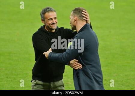 Kiev, Ucraina. 13 ottobre 2020. KYIV, UCRAINA - 13 OTTOBRE 2020: L'allenatore ucraino Andriy Shevchenko e la coach spagnola Luis Enrique dopo la partita (Foto di Aleksandr Gusev/Pacific Press/Sipa USA) Credit: Sipa USA/Alamy Live News Foto Stock