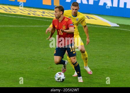 Kiev, Ucraina. 13 ottobre 2020. KIEV, UCRAINA - 13 OTTOBRE 2020: I giocatori sono visti in azione durante la partita della UEFA Nations League tra le squadre nazionali di calcio di Ucraina e Spagna presso la NSC Olimpiyskyi (Foto di Aleksandr Gusev/Pacific Press/Sipa USA) Credit: Sipa USA/Alamy Live News Foto Stock