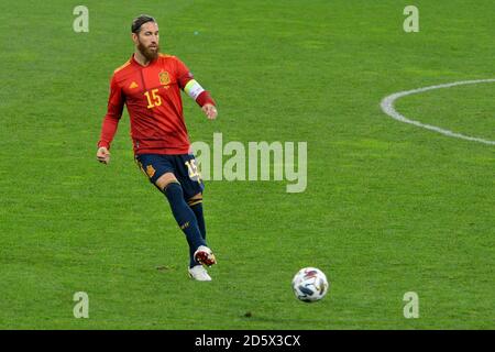 Kiev, Ucraina. 13 ottobre 2020. KIEV, UCRAINA - 13 OTTOBRE 2020: Il capitano spagnolo Sergio Ramos reagisce durante la partita di calcio della UEFA Nations League tra Ucraina e Spagna allo stadio Olimpiyskiy di Kiev (Foto di Aleksandr Gusev/Pacific Press/Sipa USA) Credit: Sipa USA/Alamy Live News Foto Stock