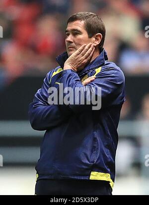 Nigel Clough, responsabile di Burton Albion, guarda il gioco Foto Stock