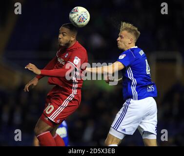 Michael Morrison della città di Birmingham e Kenneth Zohore della città di Cardiff Foto Stock