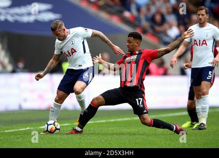 Tottenham Hotspur's Toby Alderweireld (a sinistra) e Joshua King di AFC Bournemouth (destra) battaglia per la palla Foto Stock