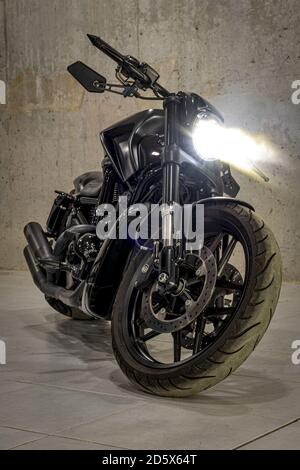 BURGAS, BULGARIA - 09 dicembre 2019: Harley Davidson photoshoot bici su misura in un garage. Foto Stock