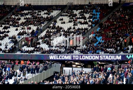 Posti vuoti tra i fan di West Ham United verso la fine della partita Foto Stock