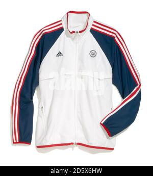 Giacca olimpica zip up resistente all acqua rossa bianca e blu realizzata da Adidas e fotografata su sfondo bianco Foto stock Alamy