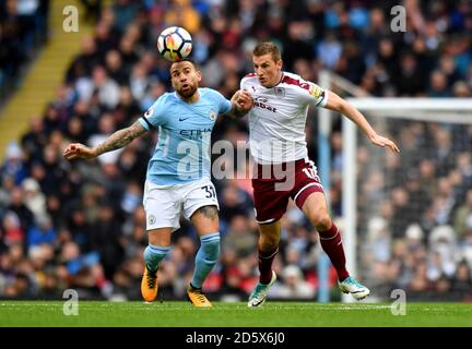 Nicolas Otamendi di Manchester City (a sinistra) e Chris Wood di Burnley combattono per la palla Foto Stock