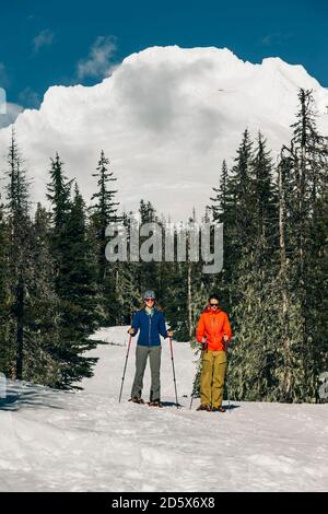 Due racchette da neve giovani donne sul monte Cappa in una giornata di sole. Foto Stock