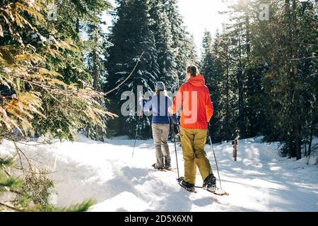 Due racchette da neve giovani donne sul monte Cappa in una giornata di sole. Foto Stock